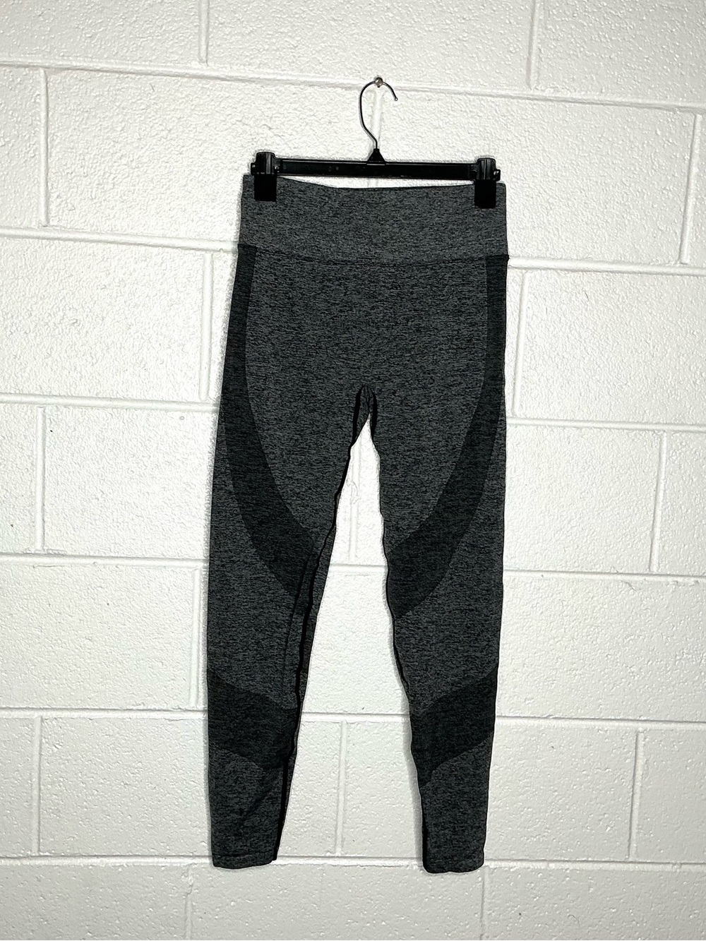 < Victoria’s Secret PINK Seamless High-Waisted Active Leggings >
